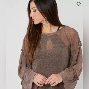 GIMMICKS by BKE Lurex Ruffle Top Medium